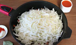 Kopūstą susmulkinkite ir suberkite į kitus ingredientus.