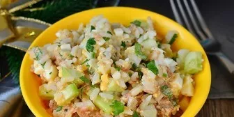 Galiausiai sudėkite tuną kartu su aliejumi iš skardinės. Salotas pasūdykite. Sumaišykite ingredientus. Gero apetito!