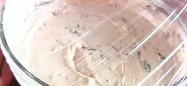 Ledus uždengiame plėvele arba uždengiame dangčiu ir dedame į šaldiklį porai valandų.