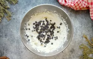 Į varškės masę sudėkite šokoladą ir išmaišykite.
