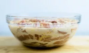 Uždenkite dangčiu arba plėvele ir padėkite į šaldytuvą. Geriausia marinuoti per naktį.