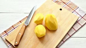 Kol verda žirniai, nulupkite ir supjaustykite bulves.