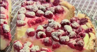 Atvėsusį pyragą išimkite iš formos ir pabarstykite cukraus pudra. Gero apetito!