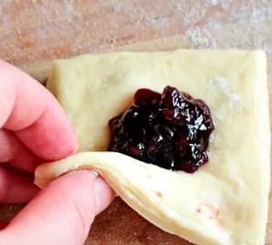 Paruošta tešla turi būti minkšta, lanksti, nelipti prie rankų. Suapvalinkite ir sudėkite į dubenį. Uždenkite dubenį rankšluosčiu ir palik...