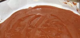 Kepimo skardą (geriausia stačiakampę) ištepkite sviestu (arba išklokite kepimo popieriumi). Ant dugno supilkite 1/3 tešlos.