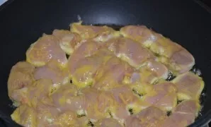 Keptuvę dedu ant ugnies ir gerai įkaitinu įpylus saulėgrąžų aliejaus, tik ant karšto paviršiaus vienu sluoksniu išdėlioju vištienos gabal...