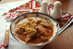 Sudėkite į lėkštes ir patiekite. Dažniausiai patiekiu su bulvėmis arba ryžiais. Tiks bet koks garnyras.