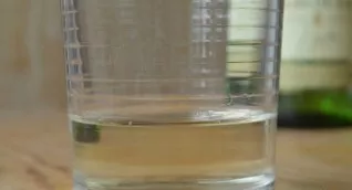 Tada supilkite vyną į keptuvę. Ingredientus troškinkite dar 3 minutes.