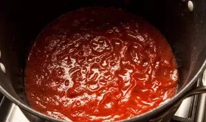 Iki to laiko ant ugnies galite pastatyti puodą su pomidorų padažu. Leiskite lėtai virti.