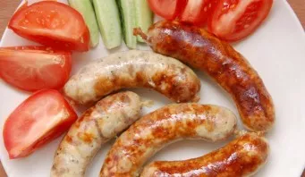 Po to dešreles dėkite į kepimo rankovę, smulkiai supjaustykite lašinius (kad dešrelės nesudegtų) ir 3 valg. šaukštus vandens, kuriame jos...