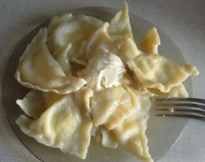 Kai koldūnai iškils ir išvirs, juos reikia išimti iš vandens. Patiekite su sviestu ir grietine.