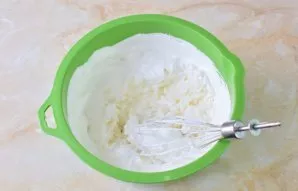 Sumaišykite plaktą grietinėlę su ryžių koše.