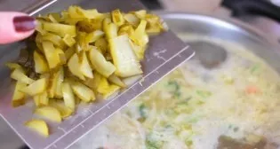 Susmulkintus ingredientus suberkite į puodą ir užvirinkite.