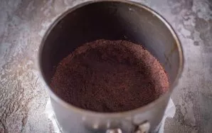Kepimo formos dugną išklokite kepimo popieriumi, sudėkite visą tešlos mišinį, suspauskite rankomis, suformuodami būsimo sūrio pyrago pagr...