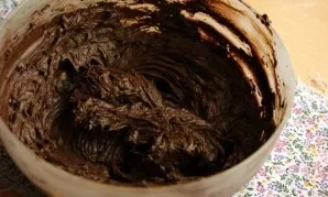Su grietinėle viskas taip pat gana paprasta: sviestą išplakti su virintu kondensuotu pienu ir kakava. Pavyzdžiui, galite įpilti alkoholin...