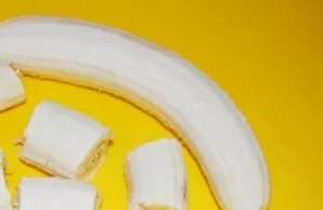 Bananą nulupkite ir taip pat supjaustykite gabalėliais.