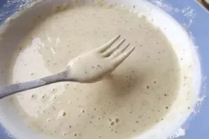 Tešla turi būti tirštos grietinės konsistencijos ir nenuvarvėti nuo šakutės.