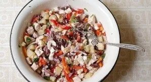 Dubenyje sumaišykite visus paruoštus ingredientus, įpilkite šiek tiek alyvuogių aliejaus, druskos, viską gerai išmaišykite. Leiskite salo...