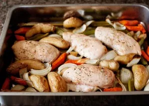 Dabar formą galima dėti į įkaitintą orkaitę 35-50 minučių, priklausomai nuo vištienos ir daržovių gabalėlių dydžio.