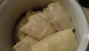 Visus balandėlius sudedu į puodą ir įpilu truputį vandens.