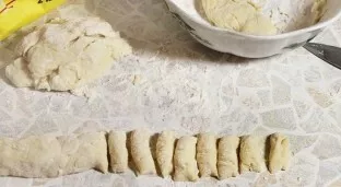 Iš jos suformuokite dešrą ir supjaustykite gabalėliais.