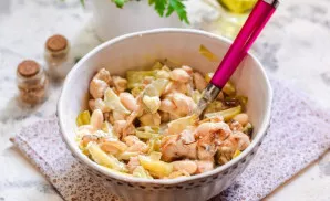 Sumaišykite ingredientus ir patiekite mišrainę.