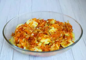 Paruoštus rožinės lašišos gabalėlius dėkite ant cukinijų sluoksnio. Ant viršaus išdėliokite vėl cukiniją.