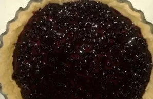 Mėlynių įdarą paskleiskite per visą tešlos paviršių.