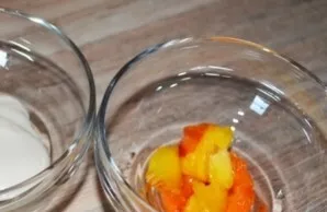 Dalį paruoštų vaisių dedame į dubenėlius, o ant jų - kreminę varškės masę.