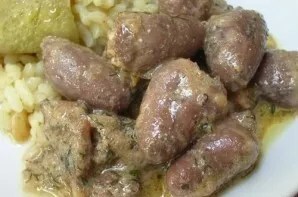 Supilkite grietinėlę ir šiek tiek vandens. Pasūdykite, suberkite prieskonius, išmaišykite. Troškinkite uždengę ant silpnos ugnies, kol už...