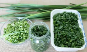 Česnakų lapai paruošti. Žiemą šis paruošimas suteiks jūsų patiekalams vasaros aromatą.