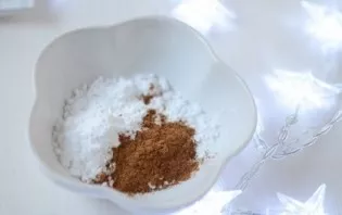 Sumaišykite cinamoną su cukraus pudra.