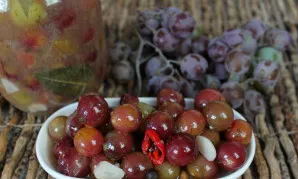 Kuo ilgiau vynuogės marinuojamos, tuo stipresnis ir sodresnis tampa jų skonis ir aromatas. Gero apetito!