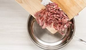 Kol sriuba verda, pakepinkite susmulkintą šoninę iki auksinės rudos spalvos.