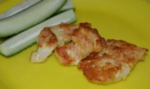 Gatavą mėsą patiekiu tiesiai iš keptuvės, su šviežio agurko griežinėliais. Gero apetito!