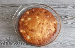 Praėjus nurodytam laikui, mediniu iešmeliu patikrinkite pyrago iškepimą. Jis turi būti sausas.