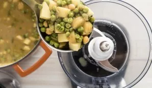 Paruoštą sriubą sutrinkite trintuvu.