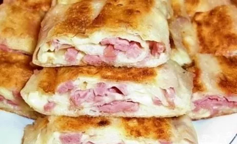 Blyneliai su dešra ir sūriu