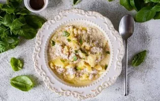 Bulvės su malta mėsa moliniuose puoduose