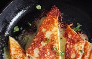 Bulvių kampai su sūriu ir svogūnų laiškais
