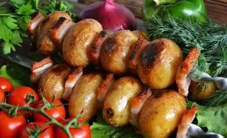 Bulvių šašlykas su lašiniais