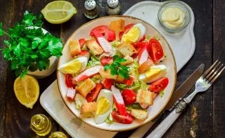 Cezario salotos su krabų lazdelėmis