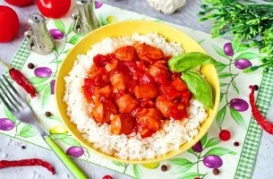 Dešrelės pomidorų padaže su ryžiais