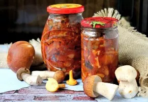 Grybai pomidorų padaže žiemai