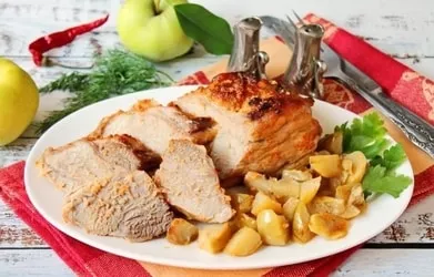Kiauliena su obuoliais orkaitėje