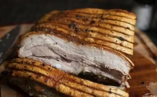 Kiauliena kepta su česnaku