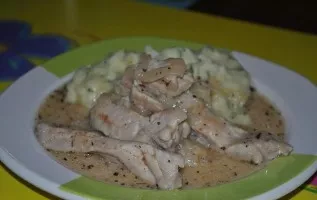 Kiauliena su grietinės padažu