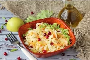 Kopūstų salotos su spanguolėmis ir obuoliais