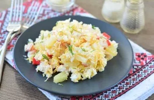 Krabų lazdelių salotos su ananasais ir ryžiais