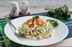 Krabų lazdelių salotos su svogūnais ir žolelėmis